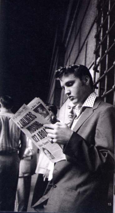Elvis Presley - am Zeitung lesen