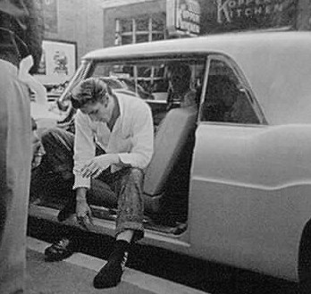 Elvis Presley - im Auto sitzend