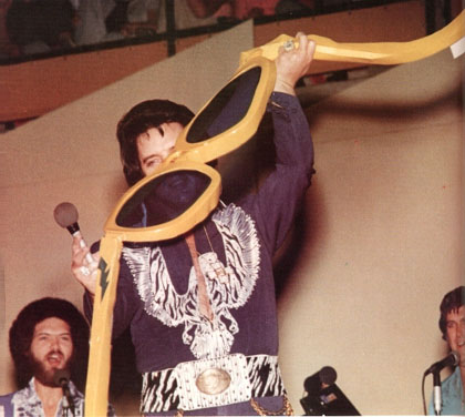 Elvis Presley - mit Riesensonnenbrille