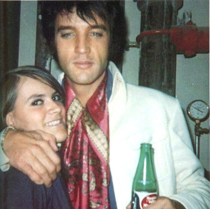 Elvis Presley - im Arm/Drinking