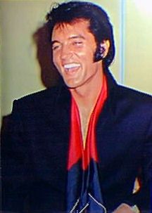 Elvis Presley - Lachend mit Schal