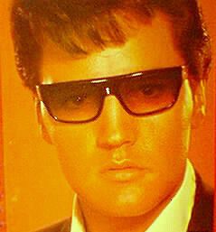 Elvis Presley - mit Sonnenbrille